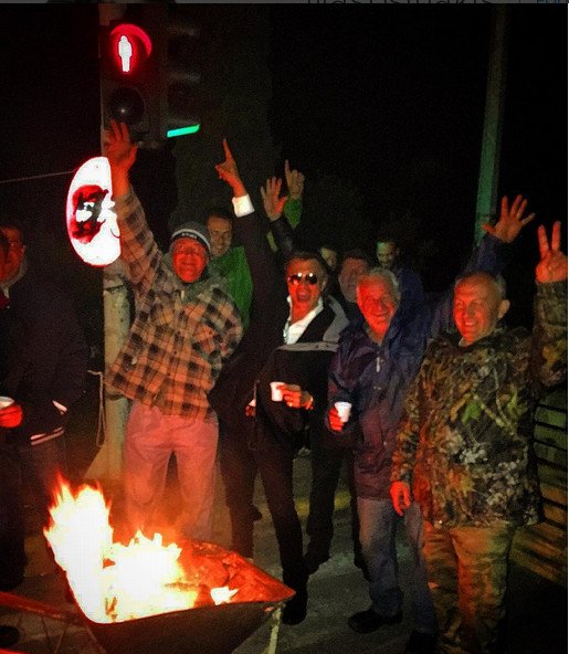 Ο Ψινάκης στο πλευρό των αγροτών -Στο μπλόκο Μαραθώνα πάνω σε τρακτέρ [εικόνες] | iefimerida.gr 1