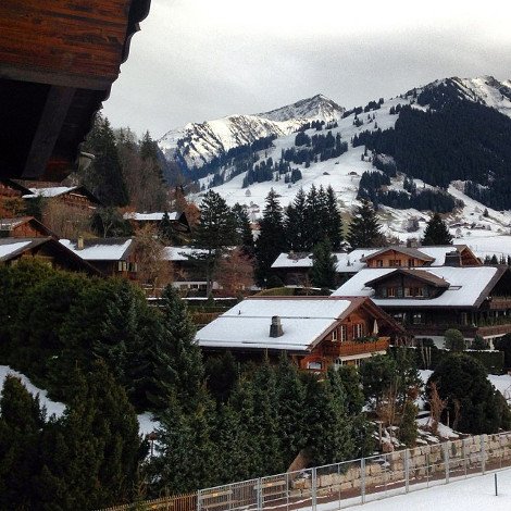 Ο Ψινάκης τυλιγμένος με τη γούνα του στο Gstaad παρέα με τον Valentino [εικόνες] | iefimerida.gr 0