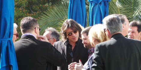 Κάτοικοι του Μαραθώνα έκαναν «ντου» στο σπίτι του Ψινάκη -Του ζήτησαν να κατέβει για δήμαρχος [εικόνες] | iefimerida.gr 0