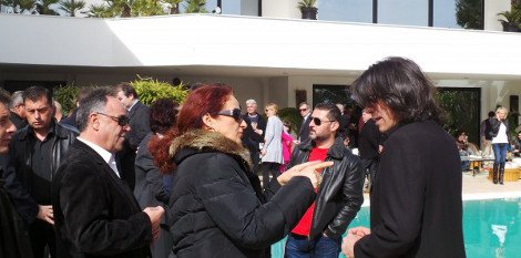 Κάτοικοι του Μαραθώνα έκαναν «ντου» στο σπίτι του Ψινάκη -Του ζήτησαν να κατέβει για δήμαρχος [εικόνες] | iefimerida.gr 2