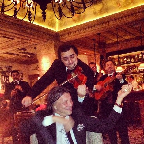 Ο Ψινάκης τυλιγμένος με τη γούνα του στο Gstaad παρέα με τον Valentino [εικόνες] | iefimerida.gr 3