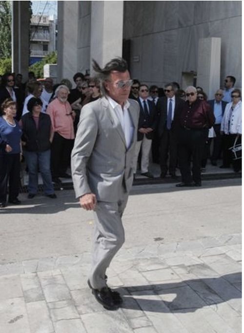 Το τελευταίο αντίο στον αγαπημένο Κώστα Καρρά στο Α' Νεκροταφείο [εικόνες + βίντεο] | iefimerida.gr 1