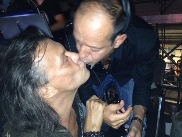 To... μπρεζνιεφικό φιλί στο στόμα μεταξύ Ψινάκη και Ευαγγελινού στη συναυλία του Φοίβου [εικόνα] | iefimerida.gr 0