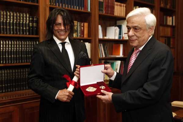 Ο Ψινάκης εφηύρε «Το παράσημο της Λεγεώνας του Μαραθώνα»! | iefimerida.gr 1