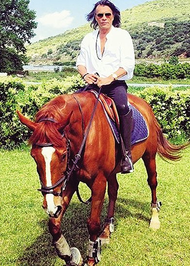 Ηλίας Ψινάκης, ο σταρ που βγήκε δήμαρχος Μαραθώνα ποζάροντας πάνω σε άλογο [εικόνες] | iefimerida.gr 0