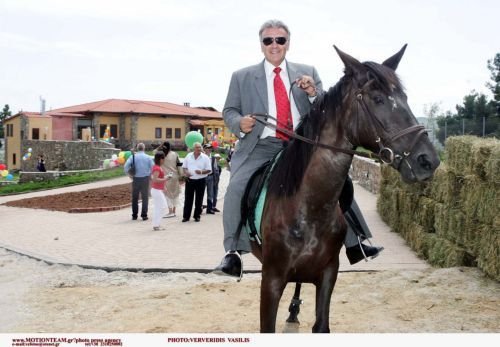 Ηλίας Ψινάκης, ο σταρ που βγήκε δήμαρχος Μαραθώνα ποζάροντας πάνω σε άλογο [εικόνες] | iefimerida.gr 2