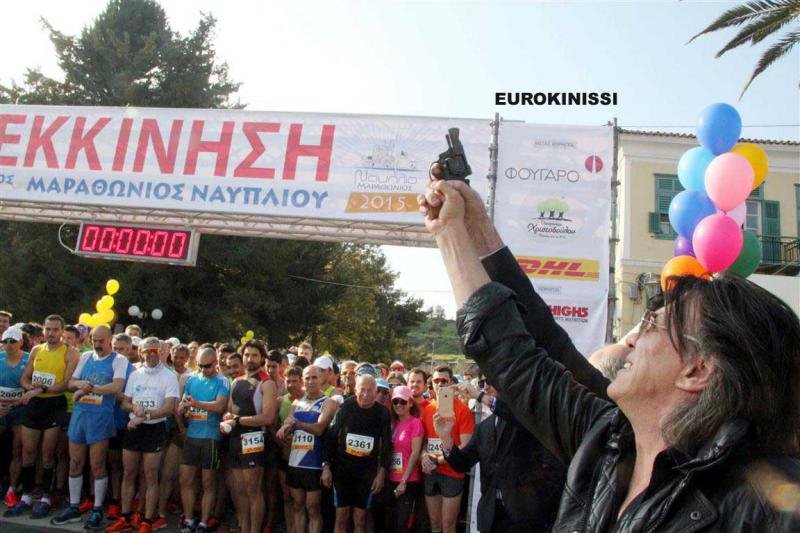 Δείτε τον Ηλία Ψινάκη να βάζει πιστόλι στον κρόταφο του δημάρχου Ναυπλίου [εικόνες] | iefimerida.gr 3