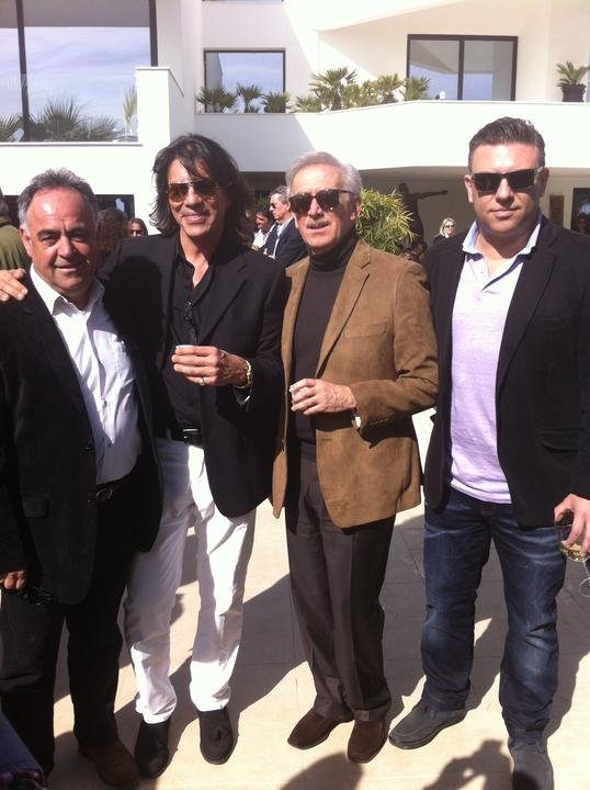 Ηλίας Ψινάκης, ο σταρ που βγήκε δήμαρχος Μαραθώνα ποζάροντας πάνω σε άλογο [εικόνες] | iefimerida.gr 3