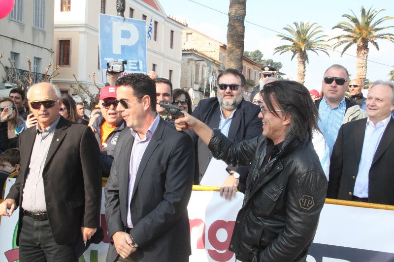 Δείτε τον Ηλία Ψινάκη να βάζει πιστόλι στον κρόταφο του δημάρχου Ναυπλίου [εικόνες] | iefimerida.gr 1