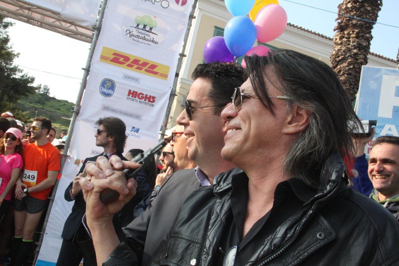 Δείτε τον Ηλία Ψινάκη να βάζει πιστόλι στον κρόταφο του δημάρχου Ναυπλίου [εικόνες] | iefimerida.gr 2