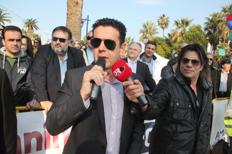 Δείτε τον Ηλία Ψινάκη να βάζει πιστόλι στον κρόταφο του δημάρχου Ναυπλίου [εικόνες] | iefimerida.gr 0