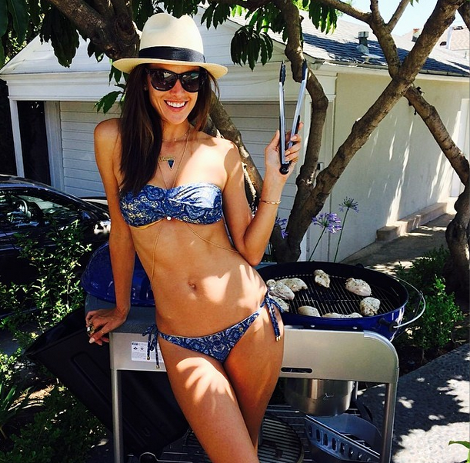 Η Αλεσάντρα Αμπρόσιο ψήνει στον κήπο με το μπικίνι και ανοίγει την όρεξη [εικόνα] | iefimerida.gr 0