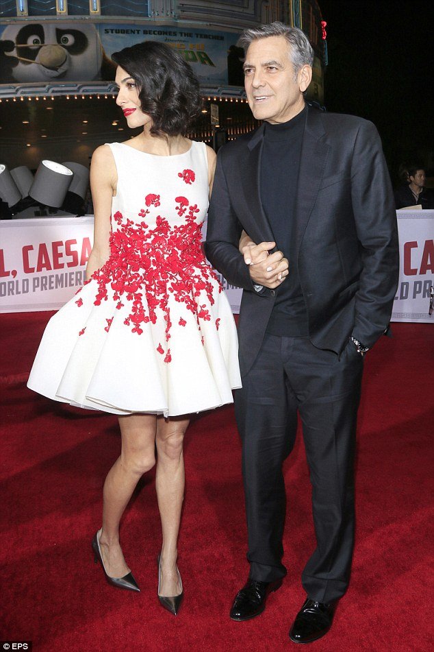 «Στρίψτε τα γόνατά σας» -Η νέα τάση για να δείχνουν τα πόδια πιο λεπτά [εικόνες] | iefimerida.gr 0