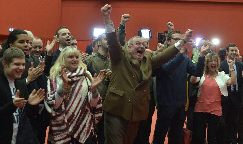 Γιατί καταρρέει το σοσιαλιστικό κόμμα στη Γαλλία -Εκλαψαν στις χθεσινές εκλογές οι ψηφοφόροι του [εικόνες] | iefimerida.gr 0