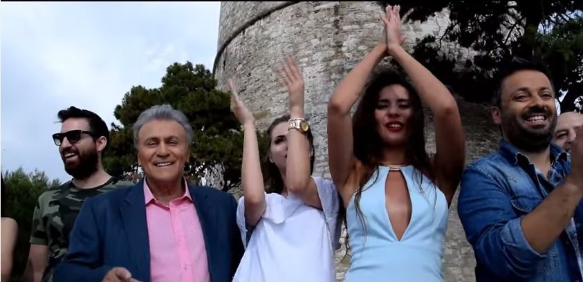 Απολαυστικό! Ο Παναγιώτης Ψωμιάδης ζεν πρεμιέ σε βίντεο κλιπ -Κλέβει το κορίτσι άλλου [βίντεο]  | iefimerida.gr 0