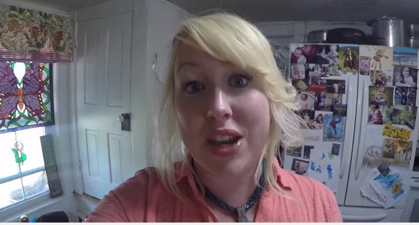 Ο κόσμος αλλάζει: Ανεβάζουν τα ψώνια τους από το σούπερ μάρκετ στο YouTube, με εκατ. κλικ [βίντεο] | iefimerida.gr 1