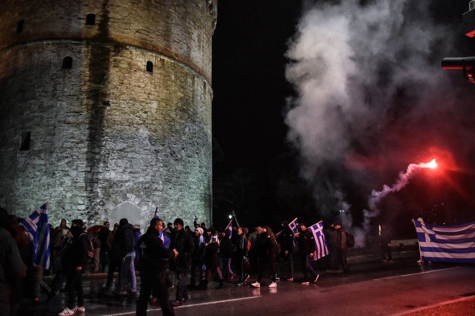 Καπνογόνα και ελληνικές σημαίες από ομάδες εθνικιστών