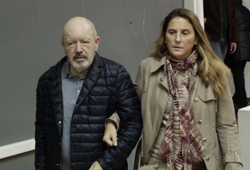 Υποβασταζόμενος πήγε να ψηφίσει για την Κεντροαριστερά ο Σταύρος Ψυχάρης [εικόνες] | iefimerida.gr 0