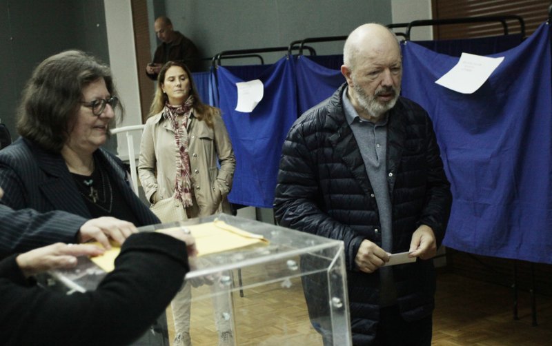 Υποβασταζόμενος πήγε να ψηφίσει για την Κεντροαριστερά ο Σταύρος Ψυχάρης [εικόνες] | iefimerida.gr 1