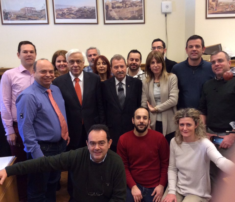  Στη Βουλή ο Παυλόπουλος -Εβγαλε selfie με τους δημοσιογράφους [εικόνες] | iefimerida.gr 0