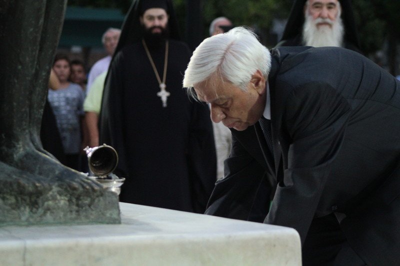 Για πρώτη φορά πρόεδρος της Δημοκρατίας τίμησε το Μπλόκο της Κοκκινιάς [εικόνες] | iefimerida.gr 1