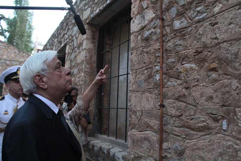 Για πρώτη φορά πρόεδρος της Δημοκρατίας τίμησε το Μπλόκο της Κοκκινιάς [εικόνες] | iefimerida.gr 2