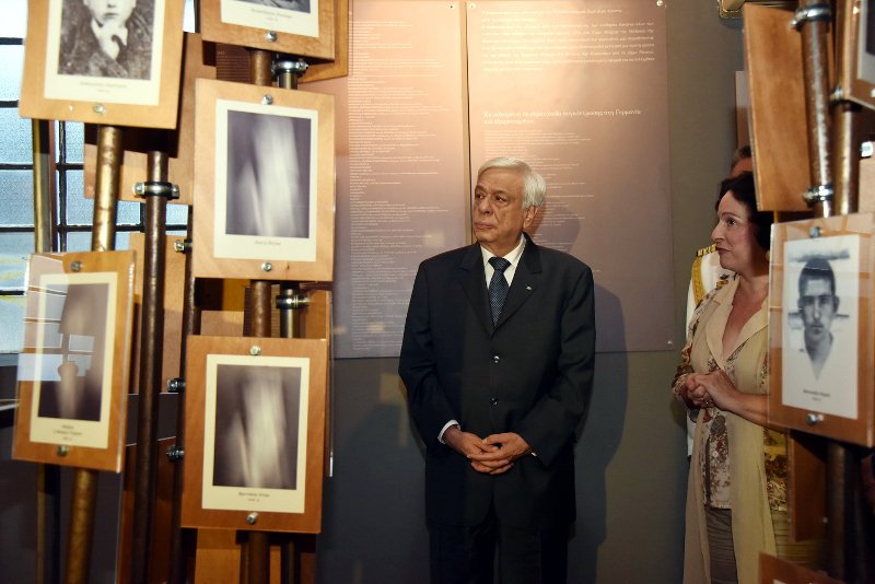 Για πρώτη φορά πρόεδρος της Δημοκρατίας τίμησε το Μπλόκο της Κοκκινιάς [εικόνες] | iefimerida.gr 5