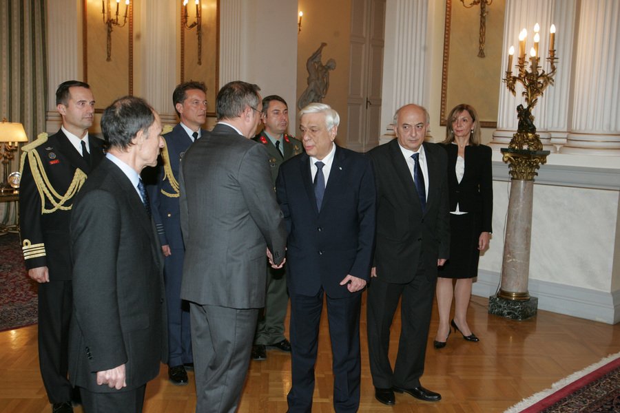 Ενός λεπτού σιγή στο Προεδρικό Μέγαρο για τα θύματα στο Παρίσι [εικόνες] | iefimerida.gr 1