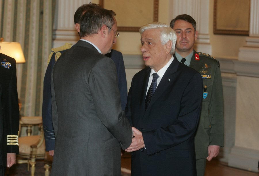 Ενός λεπτού σιγή στο Προεδρικό Μέγαρο για τα θύματα στο Παρίσι [εικόνες] | iefimerida.gr 2