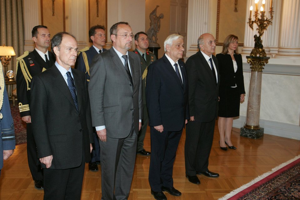 Ενός λεπτού σιγή στο Προεδρικό Μέγαρο για τα θύματα στο Παρίσι [εικόνες] | iefimerida.gr 0