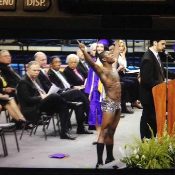 To στριπτίζ του στέρησε το πτυχίο -Πετάει την τήβεννο και ζητωκραυγάζει με λεοπάρ σλιπάκι [βίντεο] | iefimerida.gr 0