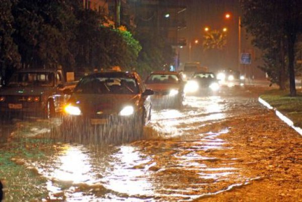 Τρόμος σε Ηπειρο & Πτολεμαΐδα από την κακοκαιρία: Ξηλώθηκε στέγη σπιτιού και πλημμύρισαν καταστήματα [βίντεο & εικόνες] | iefimerida.gr 3
