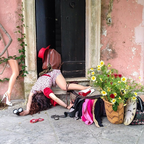 Επικές πτώσεις -Παραπατώντας με τακούνια, σκοντάφτοντας στο ίσωμα, μπλέκοντας στο χούλα χουπ [εικόνες] | iefimerida.gr 1