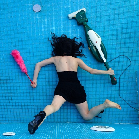 Επικές πτώσεις -Παραπατώντας με τακούνια, σκοντάφτοντας στο ίσωμα, μπλέκοντας στο χούλα χουπ [εικόνες] | iefimerida.gr 7