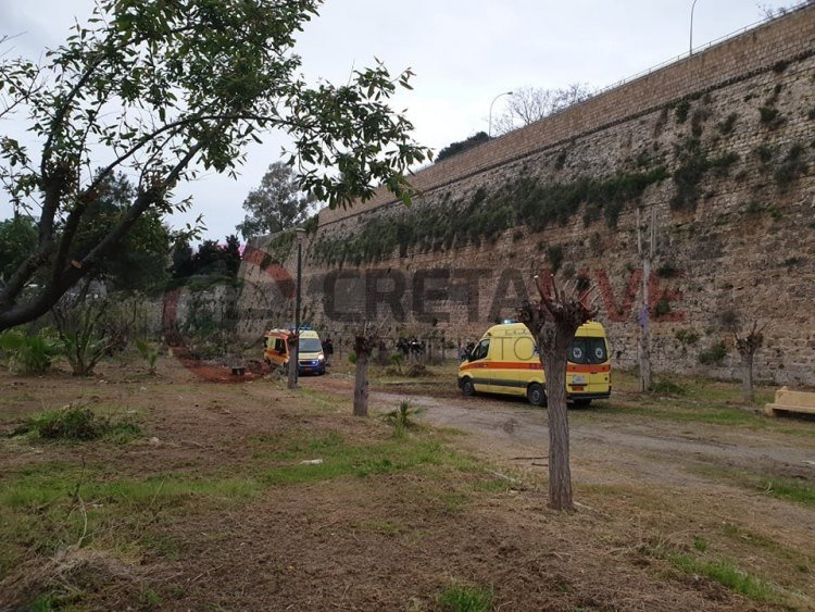 Συναγερμός στην Κρήτη - Ανδρας έπεσε από τα τείχη στο Ηράκλειο [εικόνες] | iefimerida.gr 0