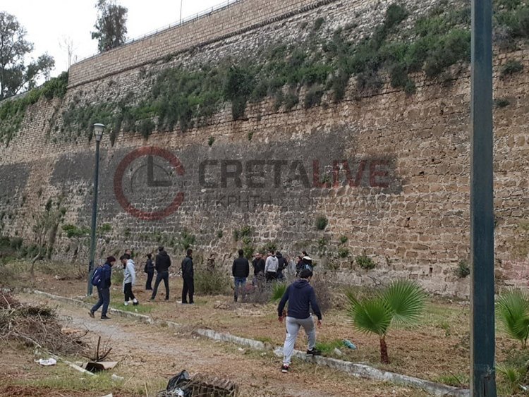 Συναγερμός στην Κρήτη - Ανδρας έπεσε από τα τείχη στο Ηράκλειο [εικόνες] | iefimerida.gr 2