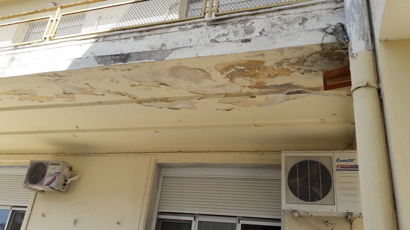 Οπως αναφέρει η ανακοίνωση του σωματείου του νοσοκομείου στο Κιλκίς, που δημοσίευσαν και τις φωτογραφίες, και πέρσι, στην ίδια πτέρυγα έπεσε μεγάλο κομμάτι σοβά σε θάλαμο κλινικής