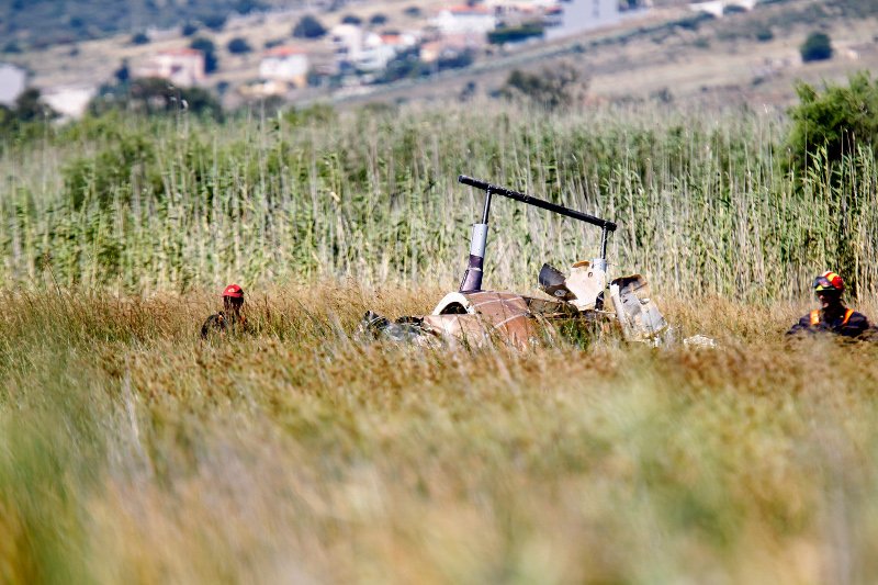 Επεσε ψεκαστικό ελικόπτερο στον Σχινιά -Δύο νεκροί | iefimerida.gr 4