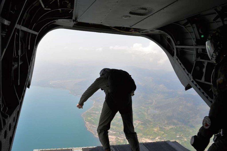 Καρέ καρέ η πτώση αλεξιπτωτιστών στη Λέσβο -Εντυπωσιακές εικόνες | iefimerida.gr 11