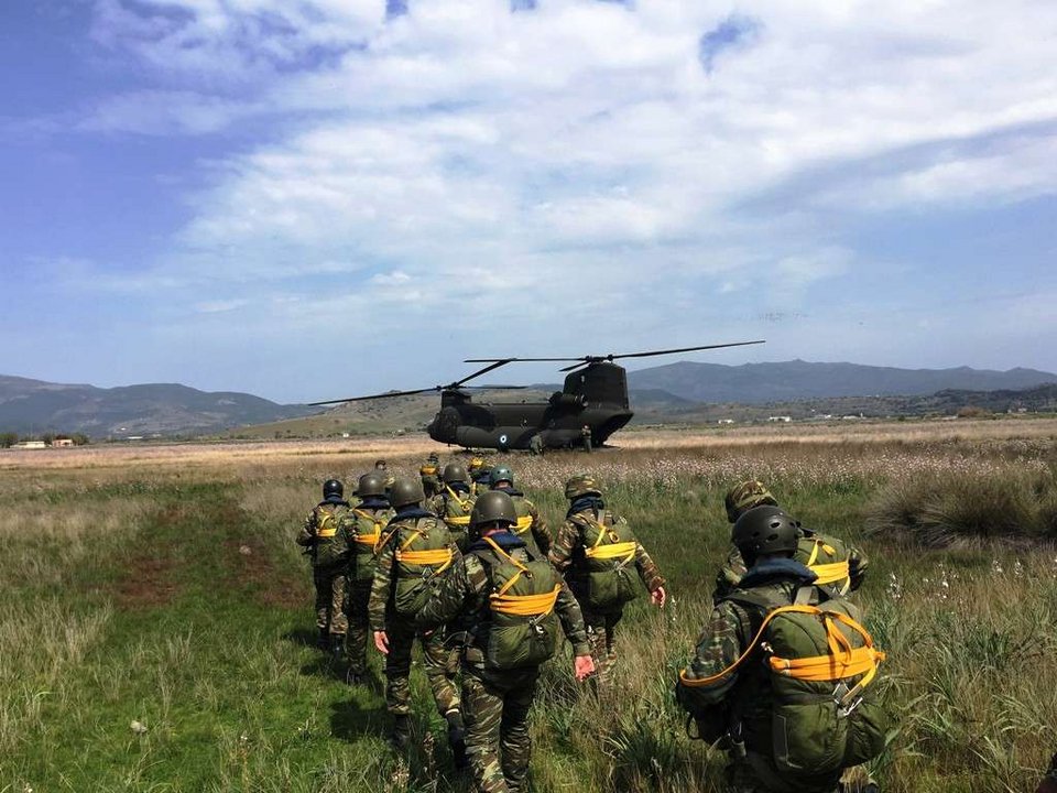 Καρέ καρέ η πτώση αλεξιπτωτιστών στη Λέσβο -Εντυπωσιακές εικόνες | iefimerida.gr 13