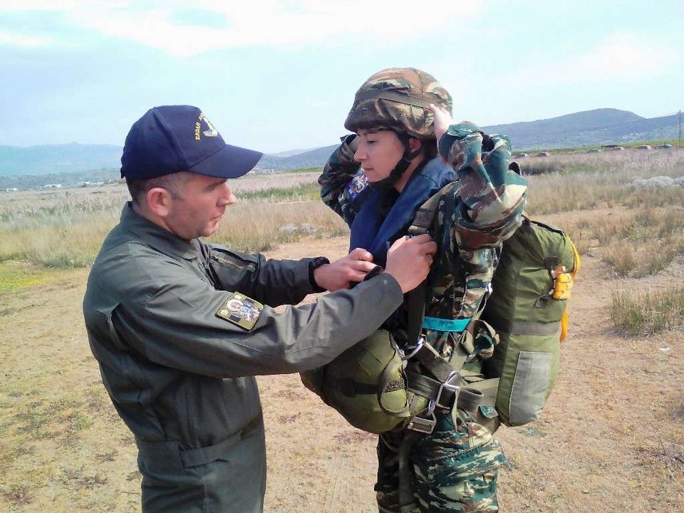 Καρέ καρέ η πτώση αλεξιπτωτιστών στη Λέσβο -Εντυπωσιακές εικόνες | iefimerida.gr 15