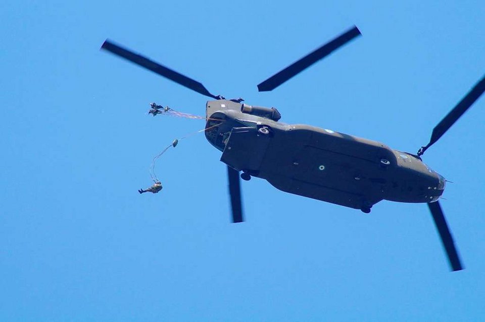 Καρέ καρέ η πτώση αλεξιπτωτιστών στη Λέσβο -Εντυπωσιακές εικόνες | iefimerida.gr 2
