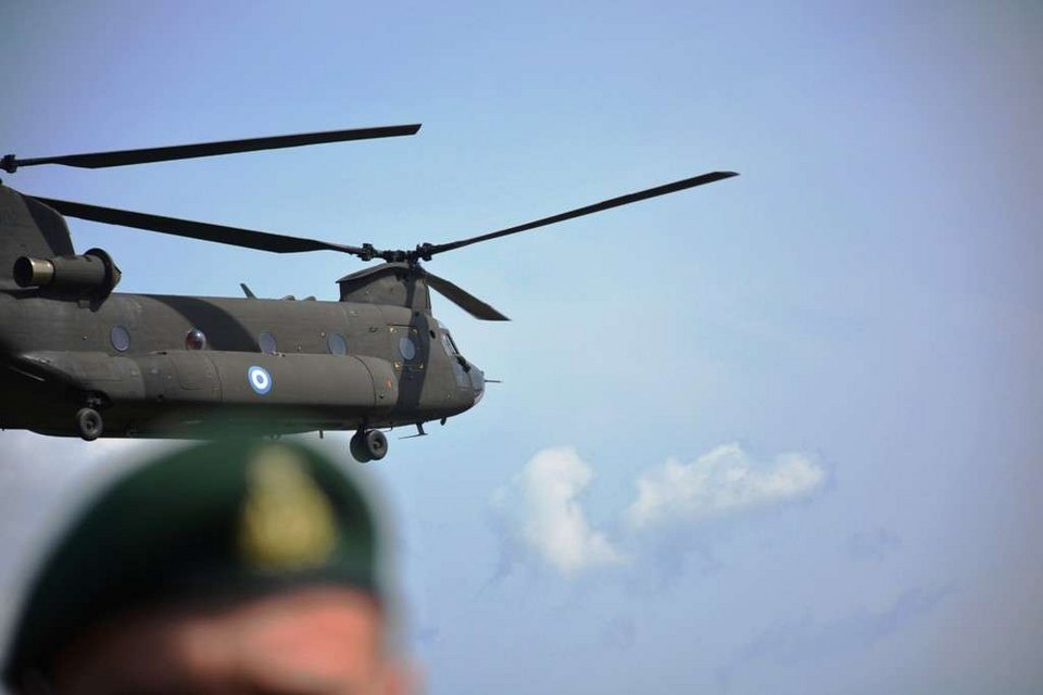 Καρέ καρέ η πτώση αλεξιπτωτιστών στη Λέσβο -Εντυπωσιακές εικόνες | iefimerida.gr 3