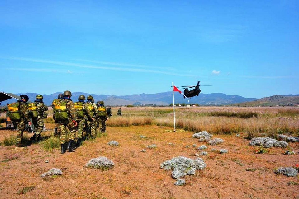 Καρέ καρέ η πτώση αλεξιπτωτιστών στη Λέσβο -Εντυπωσιακές εικόνες | iefimerida.gr 6