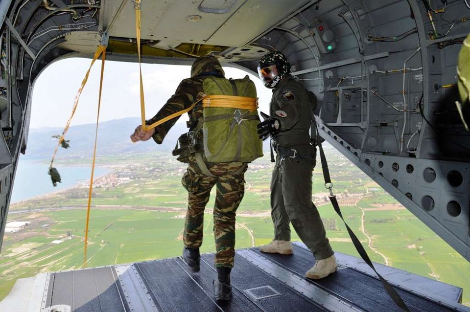 Καρέ καρέ η πτώση αλεξιπτωτιστών στη Λέσβο -Εντυπωσιακές εικόνες | iefimerida.gr 8
