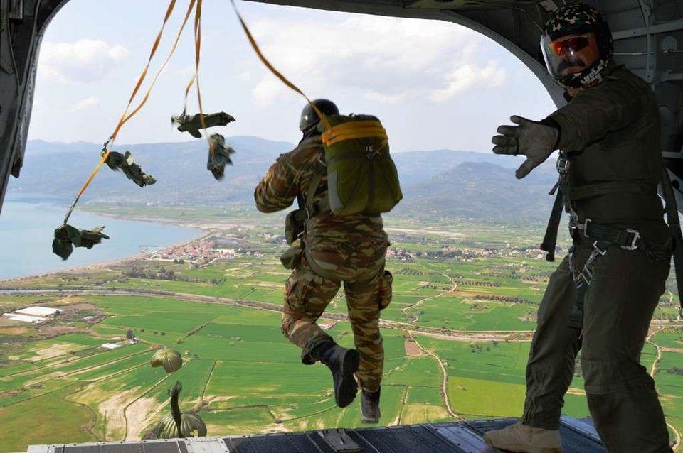 Καρέ καρέ η πτώση αλεξιπτωτιστών στη Λέσβο -Εντυπωσιακές εικόνες | iefimerida.gr 9