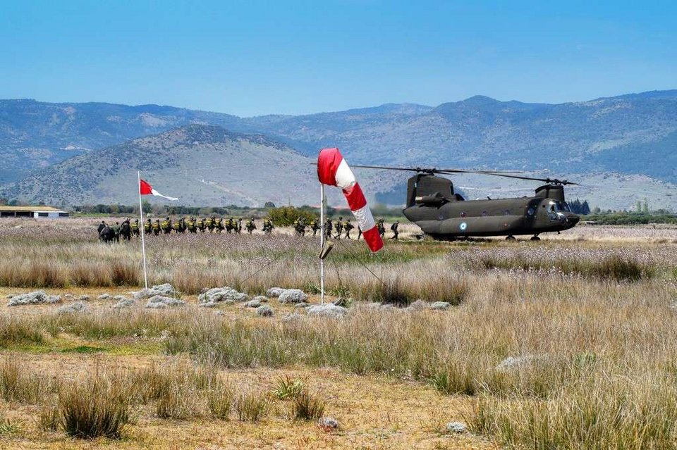 Καρέ καρέ η πτώση αλεξιπτωτιστών στη Λέσβο -Εντυπωσιακές εικόνες | iefimerida.gr 0