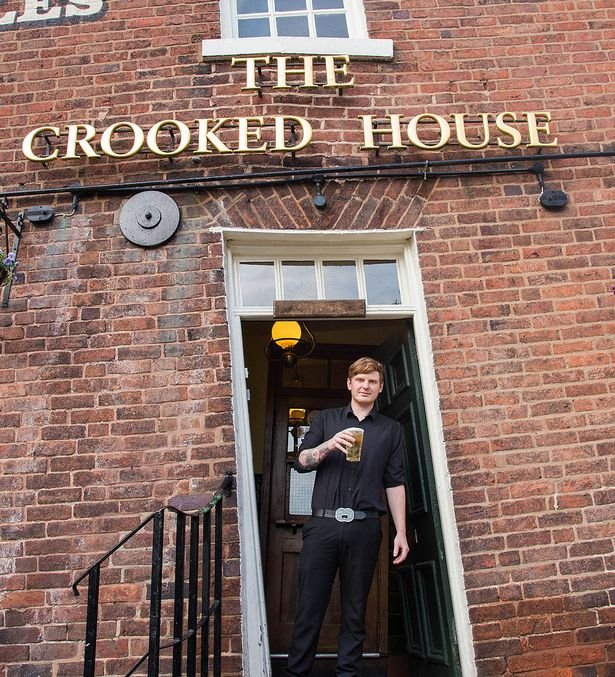 Δεν είναι μόνο ο Πύργος της Πίζας -Η παμπ που γέρνει έγινε και αυτή αξιοθέατο [εικόνες] | iefimerida.gr 4