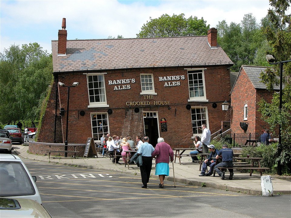 Δεν είναι μόνο ο Πύργος της Πίζας -Η παμπ που γέρνει έγινε και αυτή αξιοθέατο [εικόνες] | iefimerida.gr 0