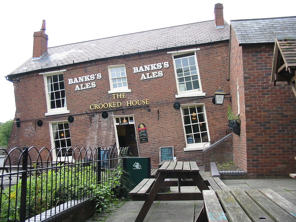 Δεν είναι μόνο ο Πύργος της Πίζας -Η παμπ που γέρνει έγινε και αυτή αξιοθέατο [εικόνες] | iefimerida.gr 2